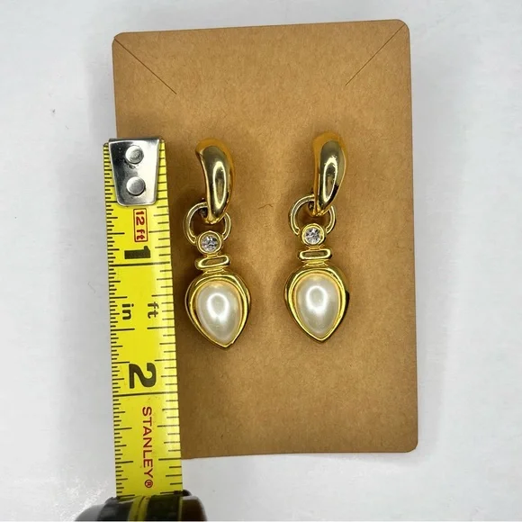 SOLD!! 🧾🍒VINTAGE CHUNKY HOOP EARRINGS TEARDROP FAUX PEARL DANGLE GOLD TONE - Picture 5 of 7